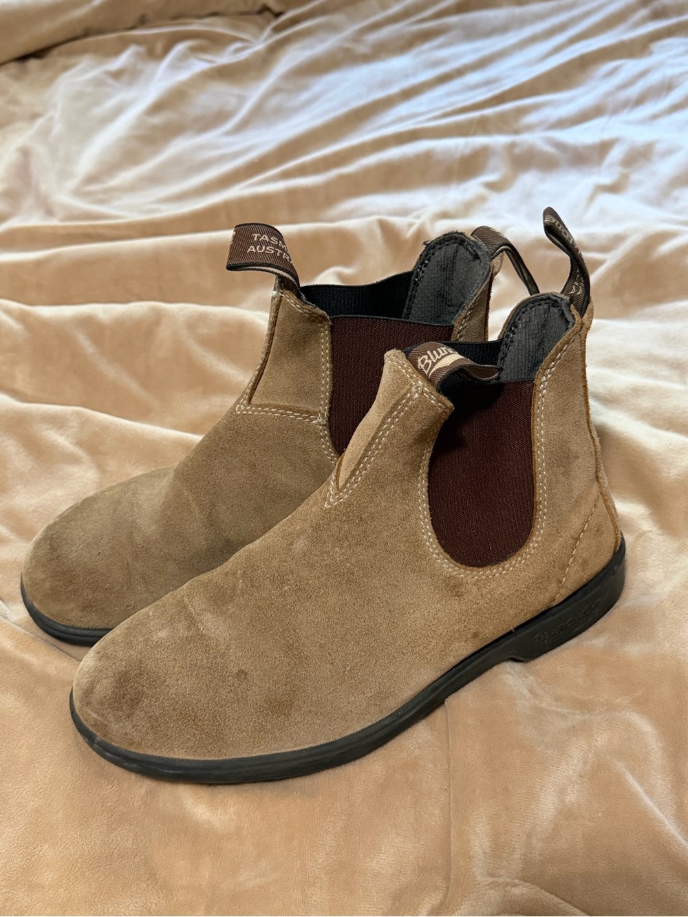 Blundstone Chelsea Suede Elastic Side Slip-On Boots in Tan Women’s 10